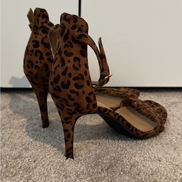 5/$20 Animal print heels - Picture 2 of 5